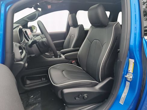 New 2027 Chrysler Pacifica Limited FWD image 9