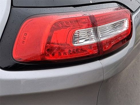 Used 2016 Jeep Cherokee Sport image 30