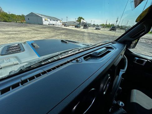 Used 2023 Jeep Wrangler Unlimited Rubicon 4xe w/ Cold Weather Group AWD/4WD image 7