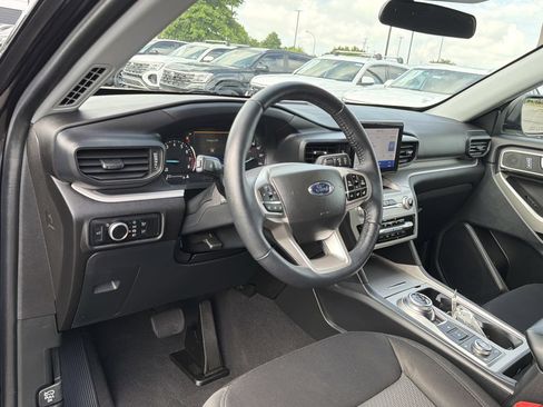 Used 2023 Ford Explorer XLT AWD/4WD image 10