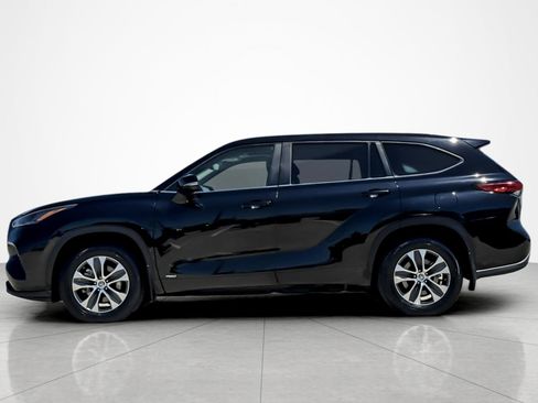 Used 2023 Toyota Highlander XLE AWD/4WD image 2
