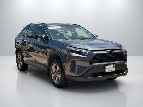 Used 2022 Toyota RAV4 XLE AWD/4WD image 3