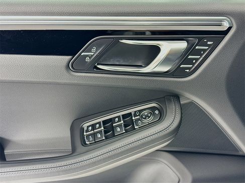 Used 2025 Porsche Macan image 11