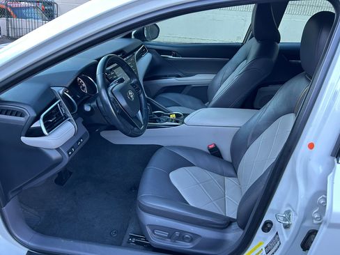 Used 2018 Toyota Camry XLE image 9