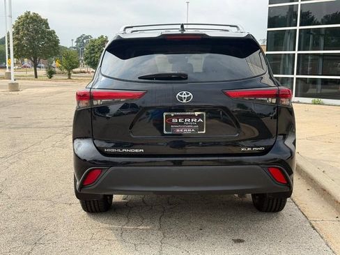 Used 2021 Toyota Highlander XLE AWD/4WD image 4