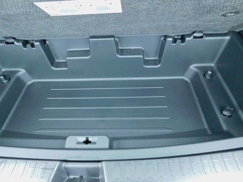 Used 2024 Chevrolet Traverse LT image 13