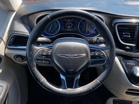 Used 2017 Chrysler Pacifica Touring-L w/ Safetytec Group FWD image 21