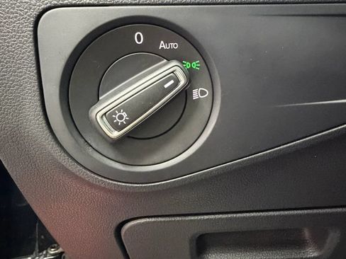Used 2019 Volkswagen Tiguan SE w/ Panoramic Sunroof Package FWD image 11