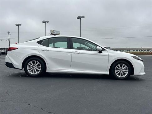 Used 2025 Toyota Camry LE image 5