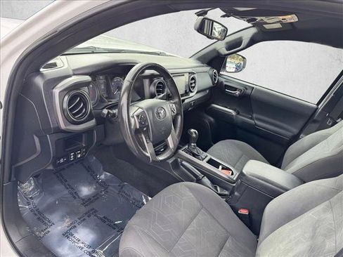 Used 2017 Toyota Tacoma TRD Off-Road w/ Tow Package (A/T) image 11