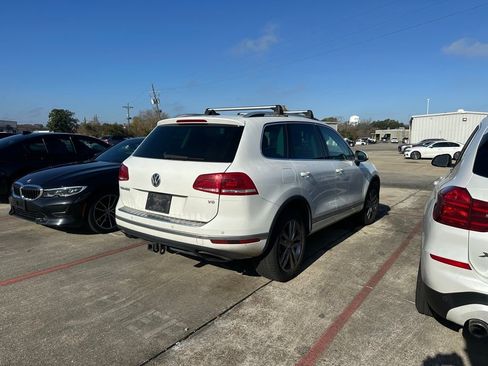 Used 2016 Volkswagen Touareg VR6 image 3