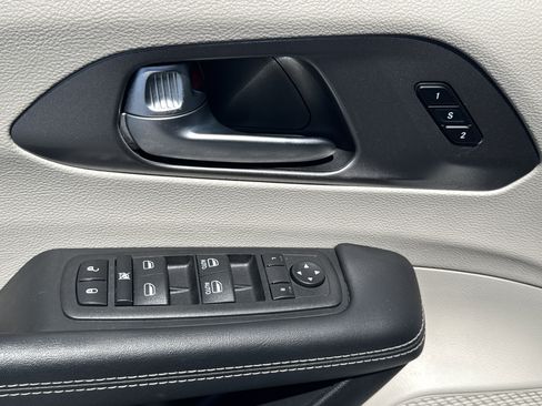 Used 2023 Chrysler Pacifica Touring-L FWD image 12