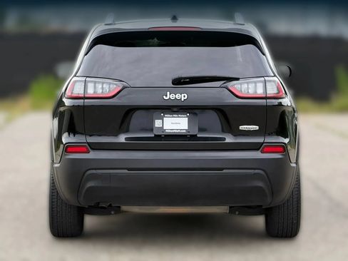 Used 2019 Jeep Cherokee Latitude w/ Popular Appearance Group FWD image 4