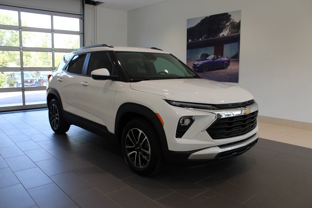 Used 2025 Chevrolet TrailBlazer LT w/ Convenience Package FWD image 2