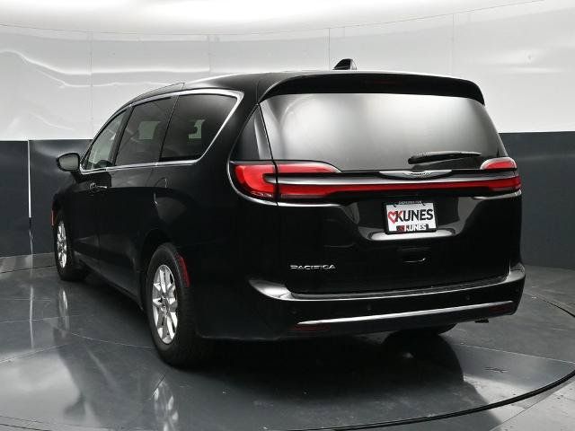Used 2024 Chrysler Pacifica Touring-L FWD image 8