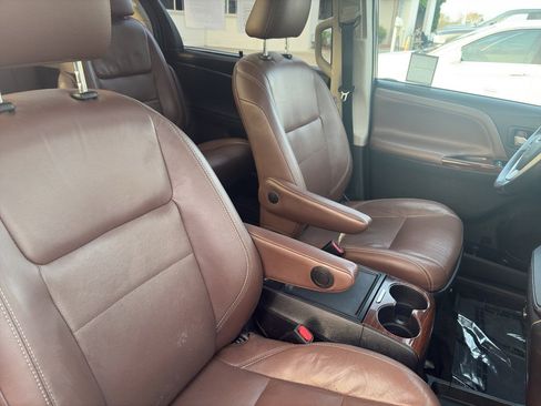 Used 2017 Toyota Sienna Limited Premium image 31