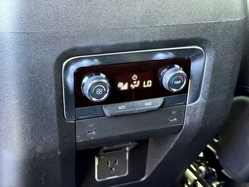 Used 2025 Chevrolet Suburban Z71 image 20