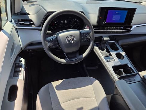 Used 2025 Toyota Sienna LE FWD image 7