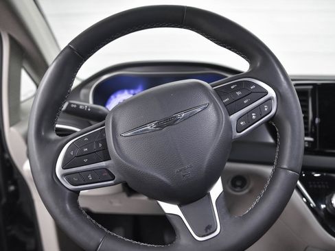 Used 2023 Chrysler Pacifica Touring-L image 18