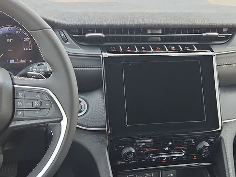 New 2025 Jeep Grand Cherokee Altitude image 10