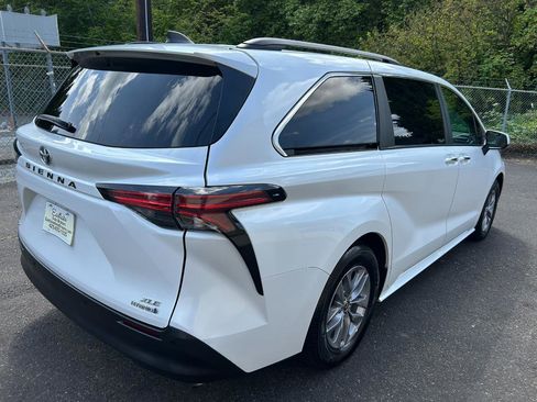 Used 2022 Toyota Sienna XLE w/ XLE Plus Package AWD/4WD image 5