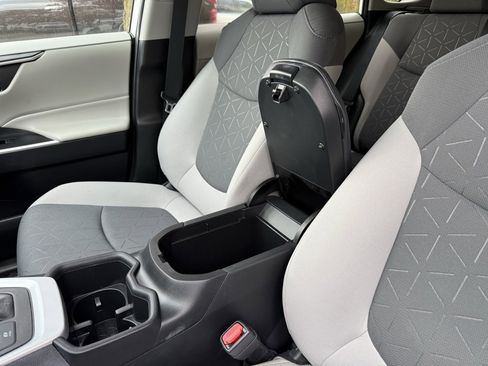 Used 2022 Toyota RAV4 XLE image 24