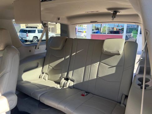 Used 2017 Cadillac Escalade ESV Luxury image 21