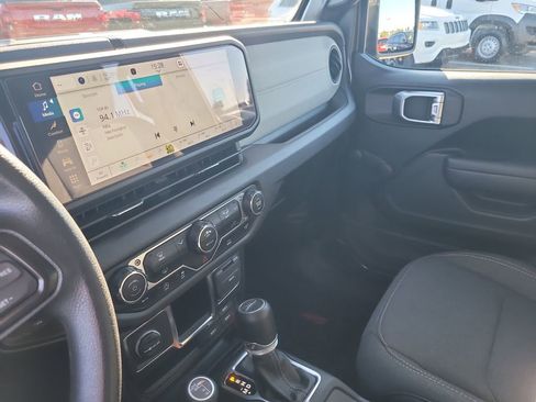 Used 2024 Jeep Gladiator Sport image 17