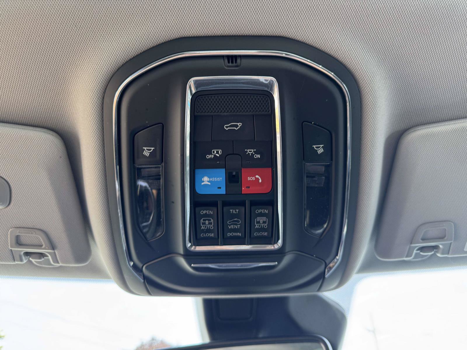 Used 2024 Jeep Grand Cherokee Limited AWD/4WD image 31