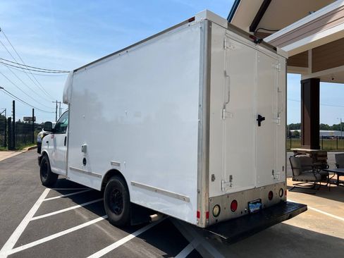 Used 2017 Chevrolet Express 3500 RWD image 4