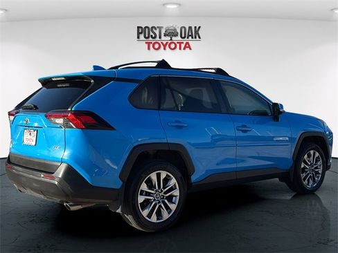 Used 2021 Toyota RAV4 XLE Premium image 7