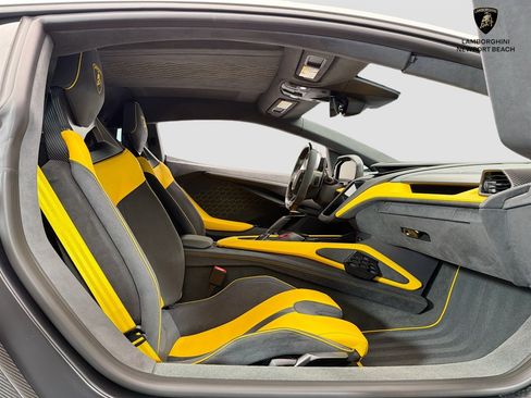 Used 2025 Lamborghini Revuelto AWD/4WD image 61