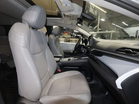 Used 2025 Toyota Sienna XLE image 25