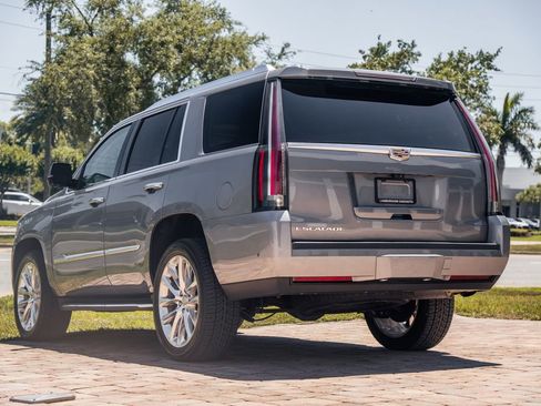 Used 2018 Cadillac Escalade Luxury AWD/4WD image 3