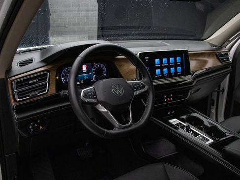 Used 2024 Volkswagen Atlas SE image 28