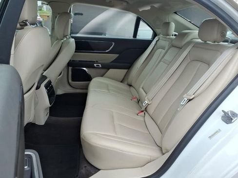 Used 2017 Lincoln Continental Premiere image 11
