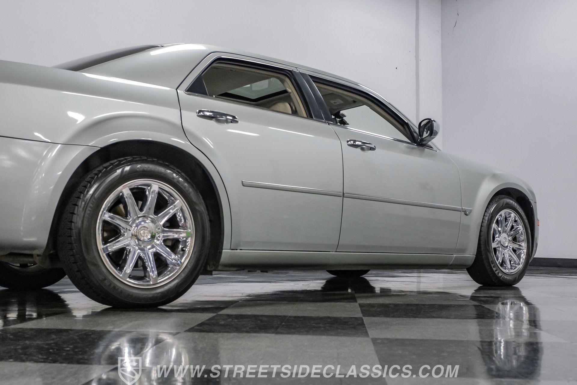 Used 2005 Chrysler 300 C w/ Navigation & Sound Group II RWD image 28