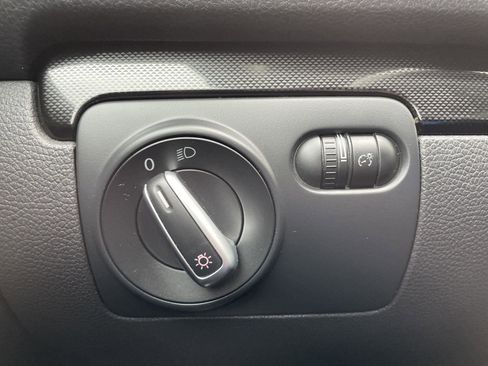 Used 2011 Volkswagen Jetta SE FWD image 16