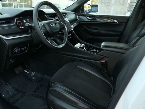 Used 2023 Jeep Grand Cherokee L Laredo image 10