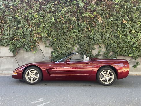 Used 2003 Chevrolet Corvette Convertible w/ Preferred Equipment Group1 RWD image 1