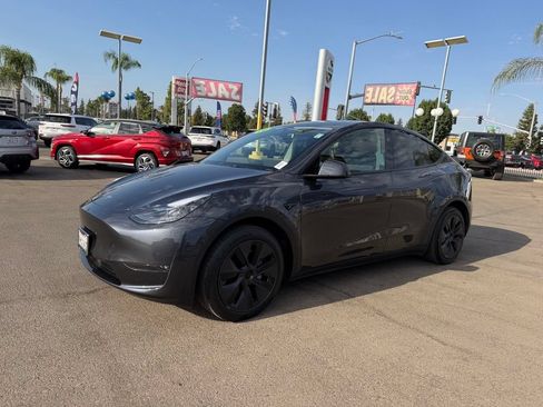 Used 2024 Tesla Model Y Long Range AWD/4WD image 3