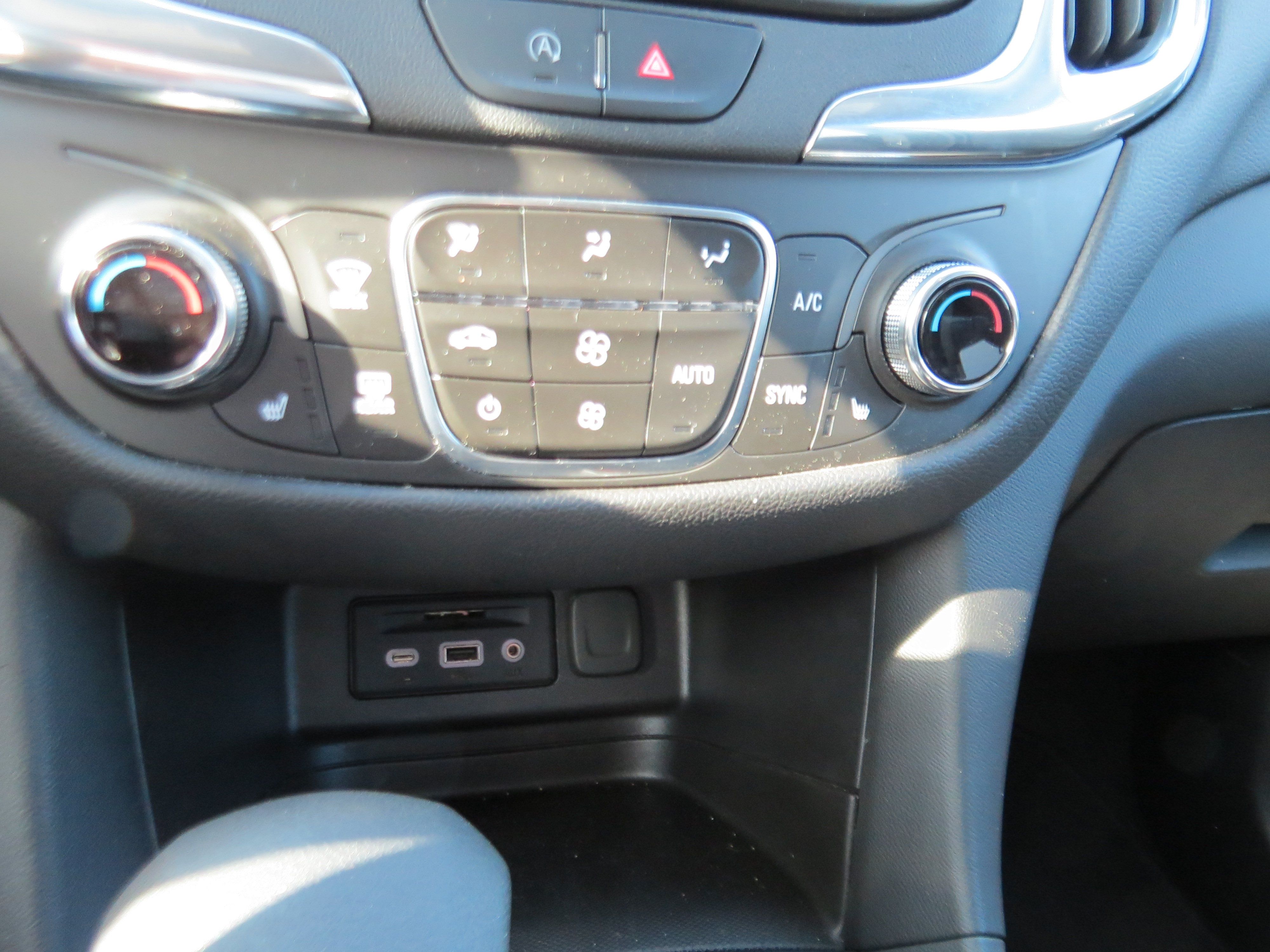 Used 2023 Chevrolet Equinox LT FWD image 17