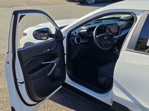 Used 2025 Chevrolet Trax LS image 37