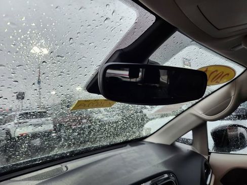 Used 2024 Chrysler Pacifica Touring-L image 14