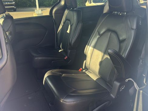 Used 2025 Chrysler Pacifica Select FWD image 10