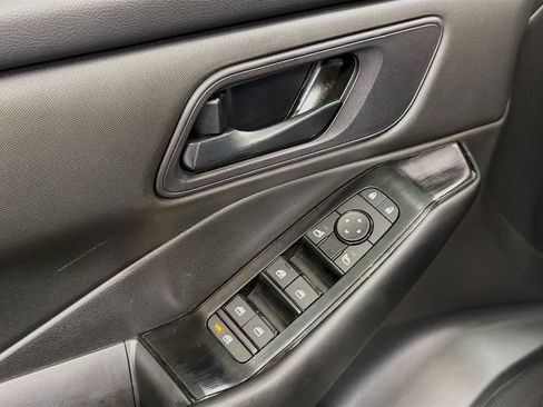 Used 2024 Nissan Rogue S AWD/4WD image 19