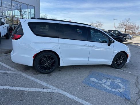 New 2026 Chrysler Pacifica Select image 35
