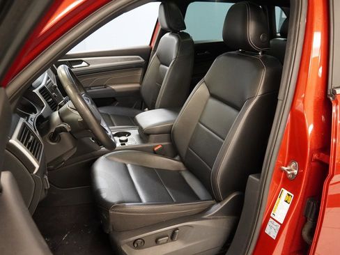 Used 2021 Volkswagen Atlas Cross Sport SE w/ Panoramic Sunroof Package image 3