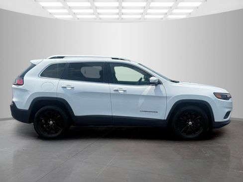 Used 2019 Jeep Cherokee Latitude Plus FWD image 2