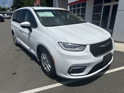 Used 2023 Chrysler Pacifica Touring-L FWD image 2
